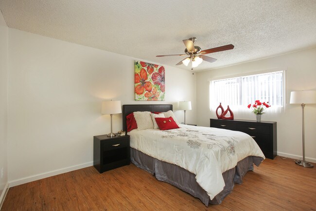 Large master bedroom - Vivleo Apartments