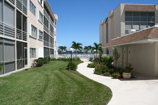 Building Photo - 1502 S Lakeside Dr
