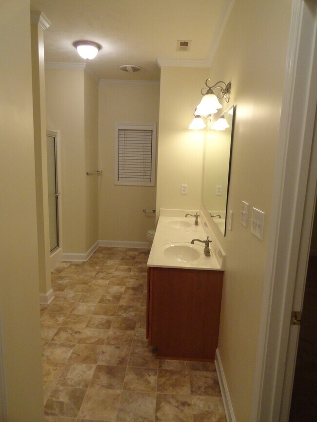 Building Photo - 4 Bedroom 2.5 Bathroom! BRIDLEWOOD SUBDIVISION!  Coming Available at the end of July!