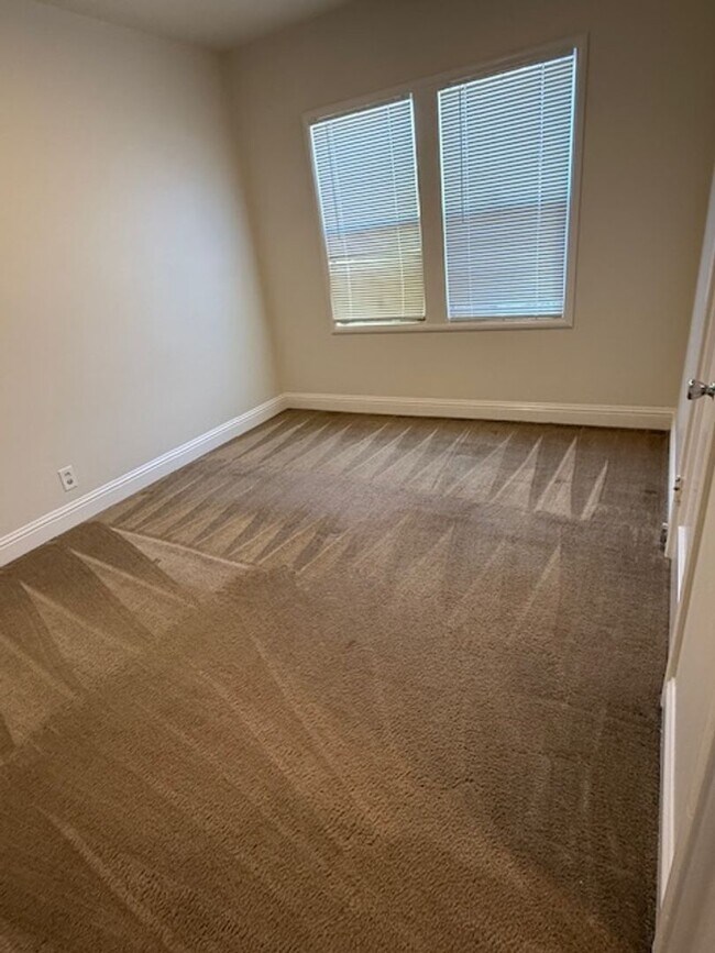 Building Photo - 5925-5933 San Diego St.