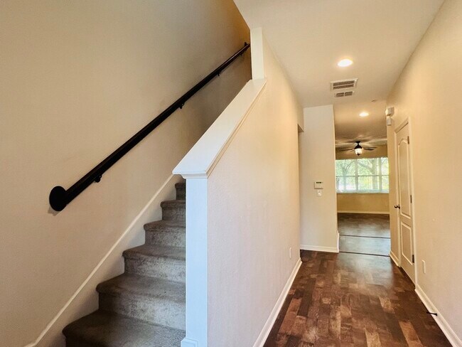 Building Photo - Gorgeous 3 bedroom, 2½ bath, 2 STORY townhome