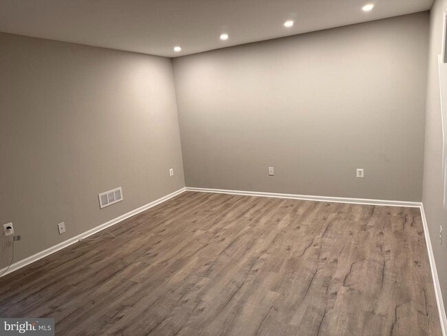 Building Photo - 208 Red Haven Dr