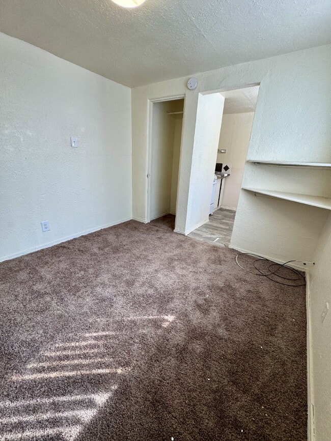 Building Photo - Cozy studio with a yard! $200 WalMart gift card if move in by Jan 1!