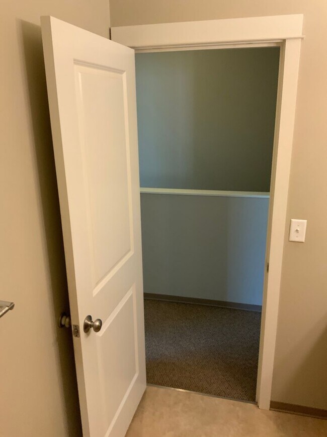 Building Photo - 3 Bedroom, 2.5 Bathroom Close to UO Campus