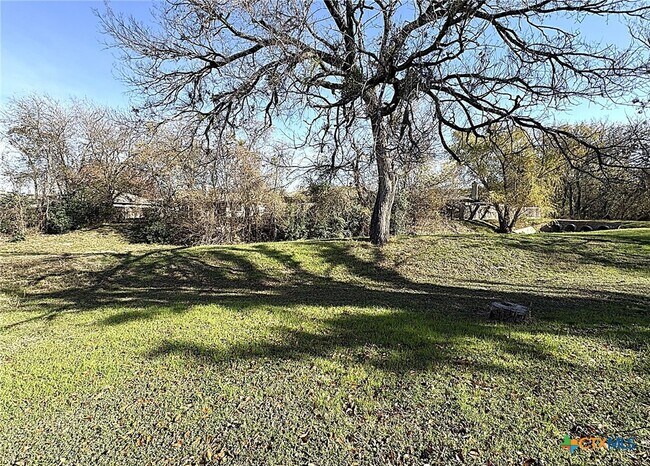 Building Photo - 1002 W Avenue B