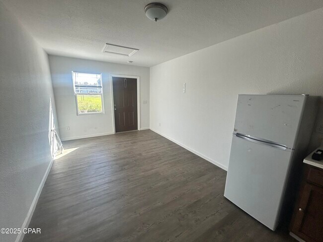 Building Photo - 143 Claire Ave