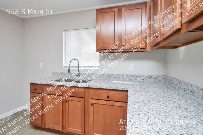 Building Photo - 958 S Main St