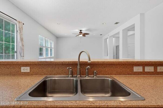 Building Photo - 872 Collinswood Dr W