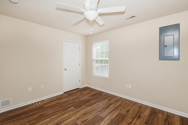 Building Photo - 307 Burnside Dr