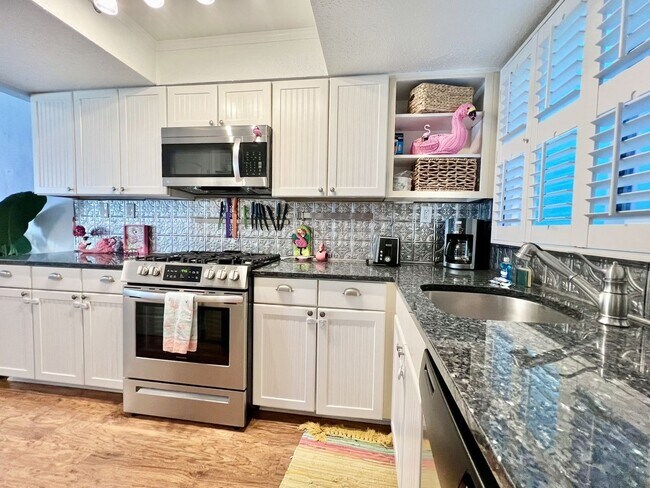 Building Photo - Beautiful 2 Bedroom Townhome in NSB with p...