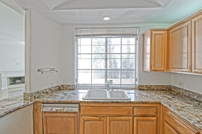 Building Photo - Remodeled Corner 3+2 Unit with Luxury Finishes Near Century City & Westwood