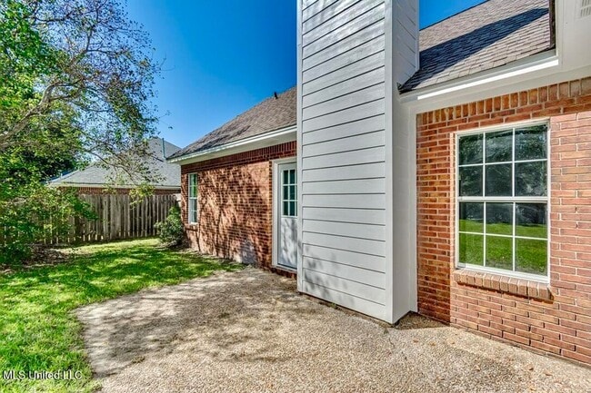 Building Photo - 301 White Oak Dr