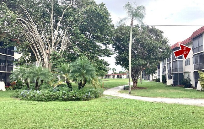 Building Photo - 681 S Hollybrook Dr