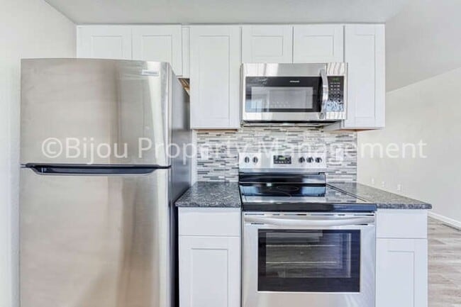 Building Photo - Completely Renovated Townhome