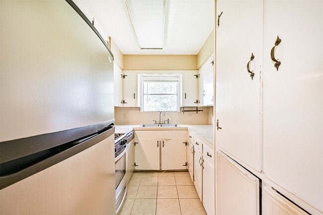 Building Photo - 807 Temple Dr