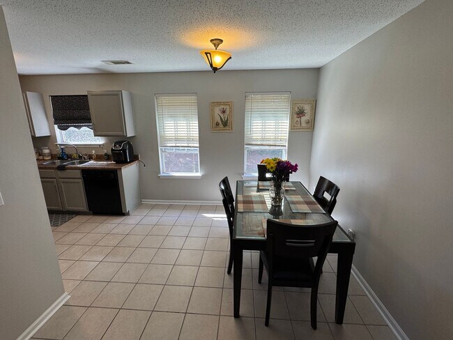 Building Photo - Beautiful 3 Bedroom 2 Bath Home Close to I-20.