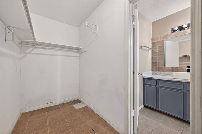 Building Photo - 2523 Creekway Cir