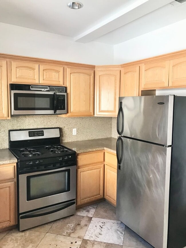 Building Photo - Beautilful Corner Unit Multi-Level Townhou...