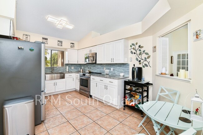 Building Photo - 4 Bedroom, 2 bathroom, 2 car garage, pool, backyard, close to Universal Studios and International...