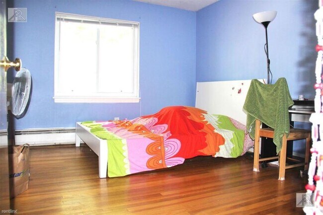 Building Photo - 3 bedroom in Newton MA 02467