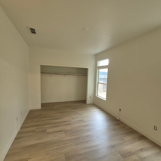 Building Photo - Single story Elk Grove home, 4 bedrooms, 2 baths; nice floor plan