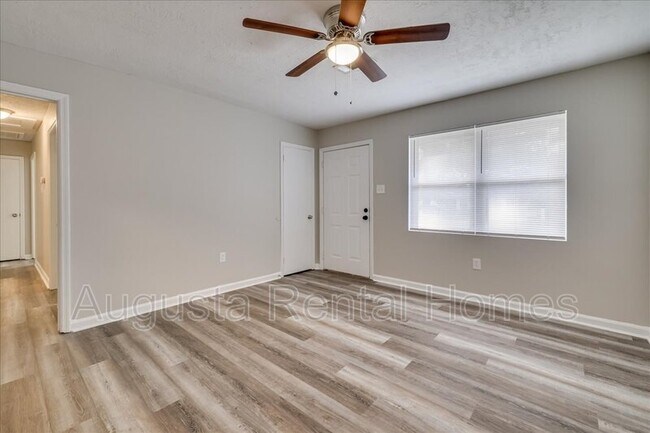 Building Photo - 3603 Columbine Dr