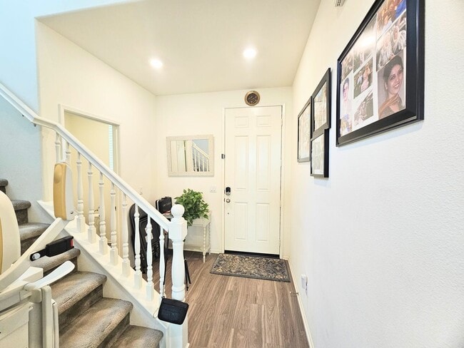 Building Photo - Beautiful Condo In a Nice Neighborhood 2 car garage