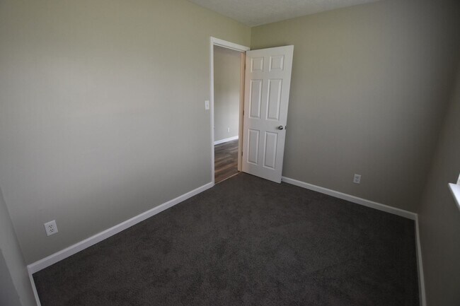 Building Photo - 3 Bedroom, 1 Bath Ranch in Greenfield