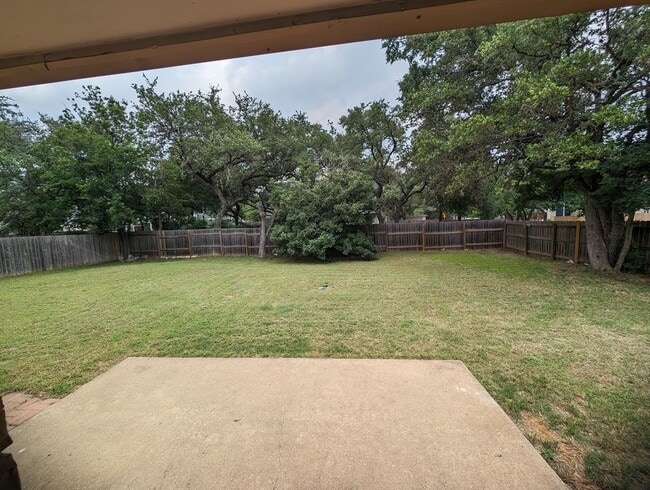 Building Photo - Western Oaks 3-2-2