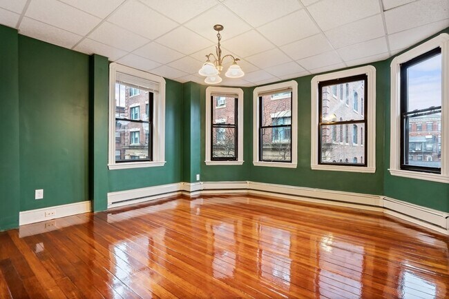 Building Photo - 36 Joy St