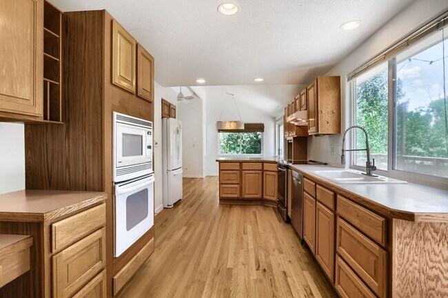 Building Photo - Gorgeous and Airy N. Boulder 4 bed, 3 bath in Quiet Cul-de-Sac - AVAILABLE NOW