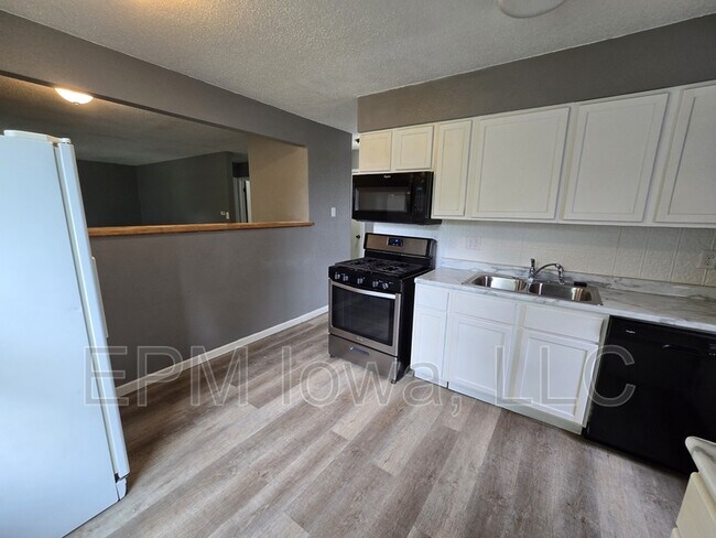 Building Photo - 1242 Edgewood Dr