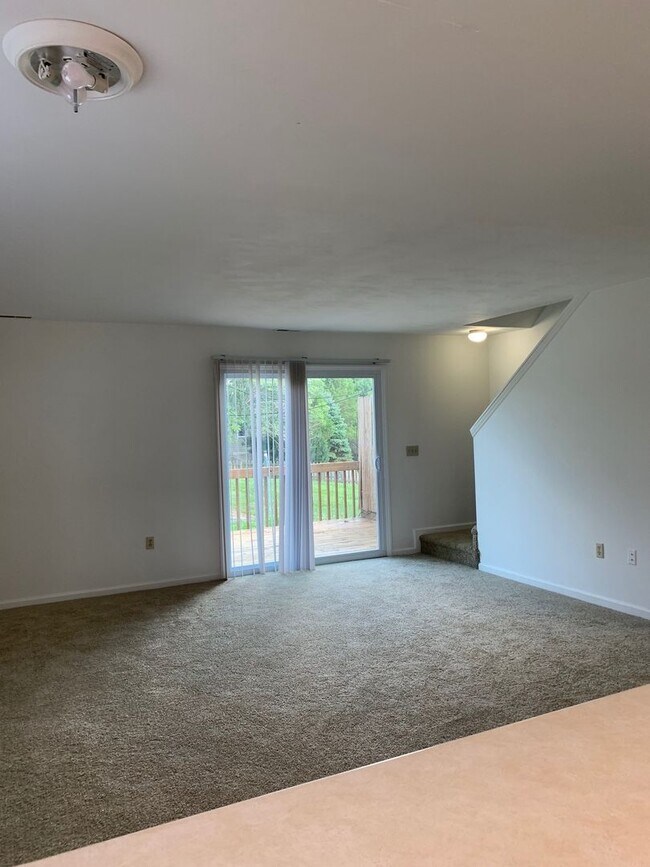 Building Photo - 3 Bedroom 2.5 Bath Duplex