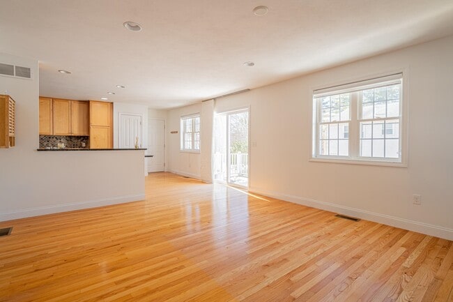 Building Photo - 5 Lowther Pl