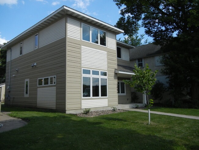 Building Photo - Charming 4-Bed Oasis with Granite Touches & Hardwood Elegance in Minneapolis!