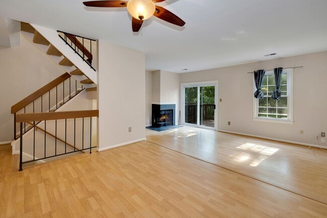 Building Photo - 3 Bed 2.5 Bath - Gaithersburg Townhouse - Finished Basement