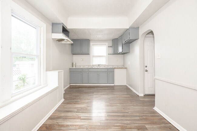 Primary Photo - 5 BED 2 BATH BEAUTIFUL SINGLE FAMILY HOME ...