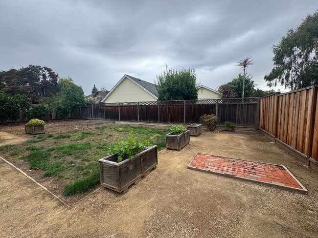 Building Photo - Beautiful Home in Great Neighborhood! Avai...