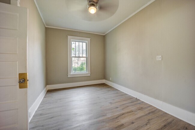 Building Photo - Freshly Updated 2 Bedroom House