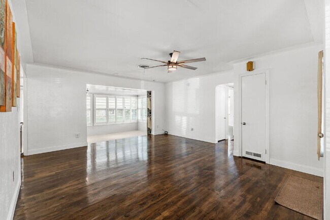 Building Photo - "Charming 3-Bed, 2-Bath Oasis in the Heart...