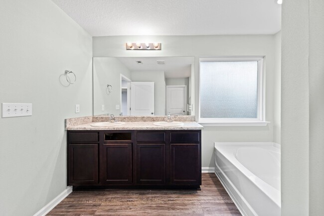 Building Photo - Redstone Commons 4bed/2bath Available Now!