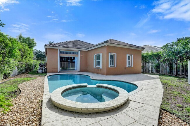 Building Photo - 1100 Chinaberry Dr