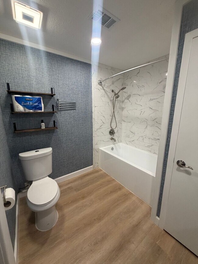 Building Photo - Stunning 4 bedroom, 2 bathroom with a Pool and Solar