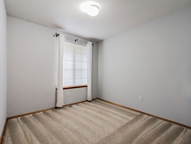 Building Photo - Move in ready 3 bed 2 bath rambler w/ air ...
