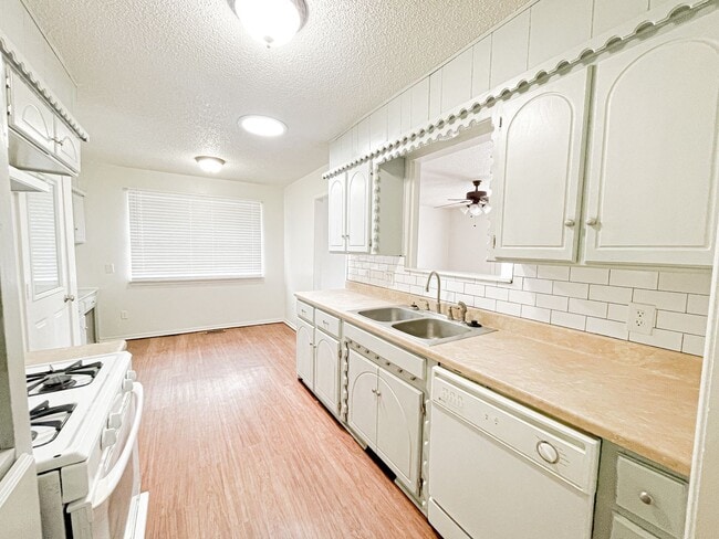 Building Photo - 3 Bed 1.5 Bath - Moore