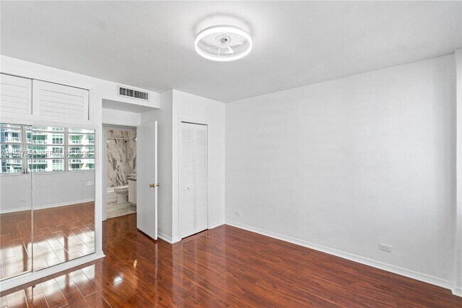 Building Photo - 1408 Brickell Bay Dr