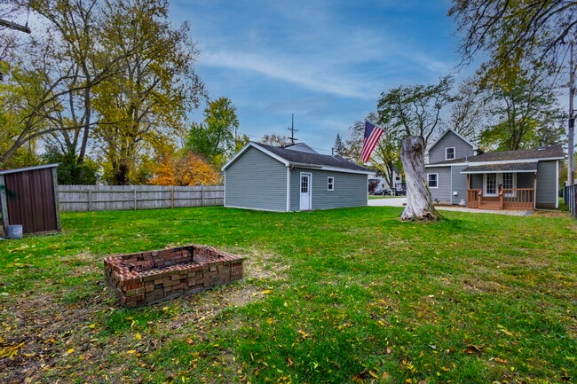 Building Photo - 9156 Elizabeth St