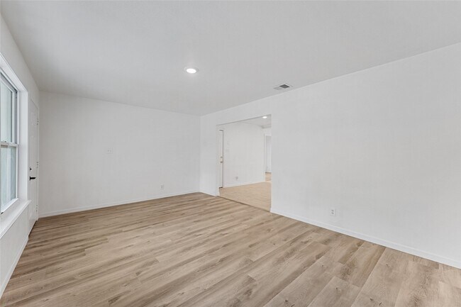 Building Photo - 5010 W 43rd St