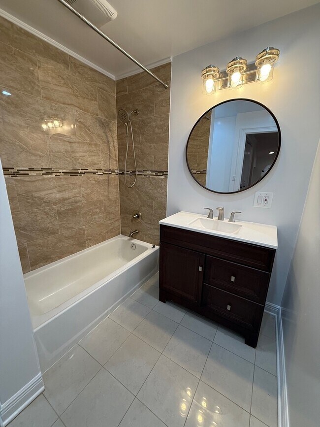 Building Photo - 5747 N Sheridan Rd