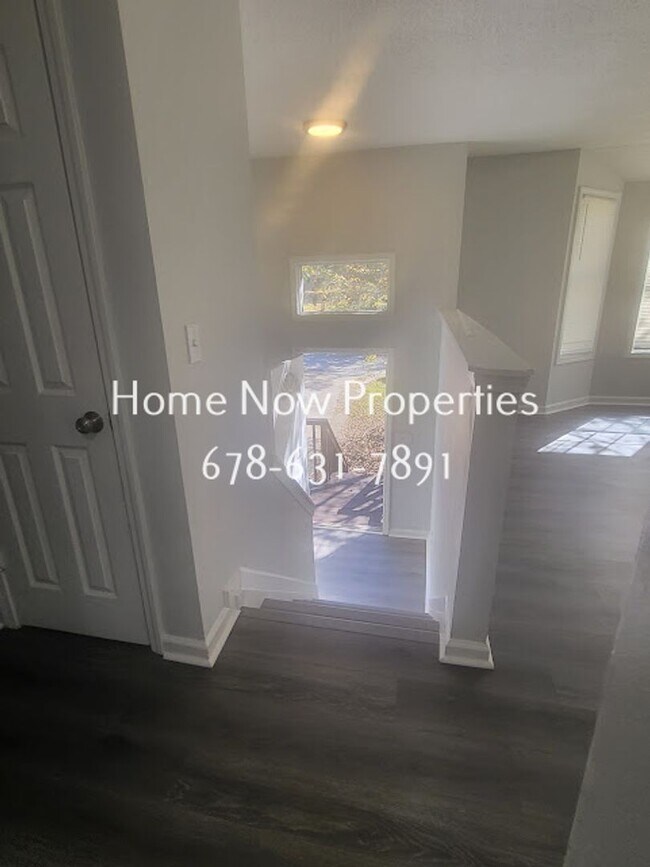 Building Photo - Spacious 4BR Home + Bonus Rooms in Mainstr...